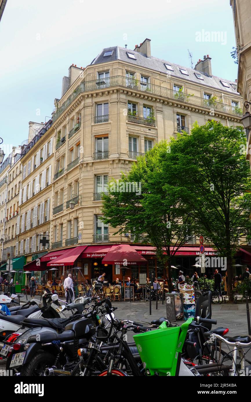 People dining on the terrace at Les Philosophes restaurant in the Marais, 4th Arrondissement, Paris, France. Stock Photo