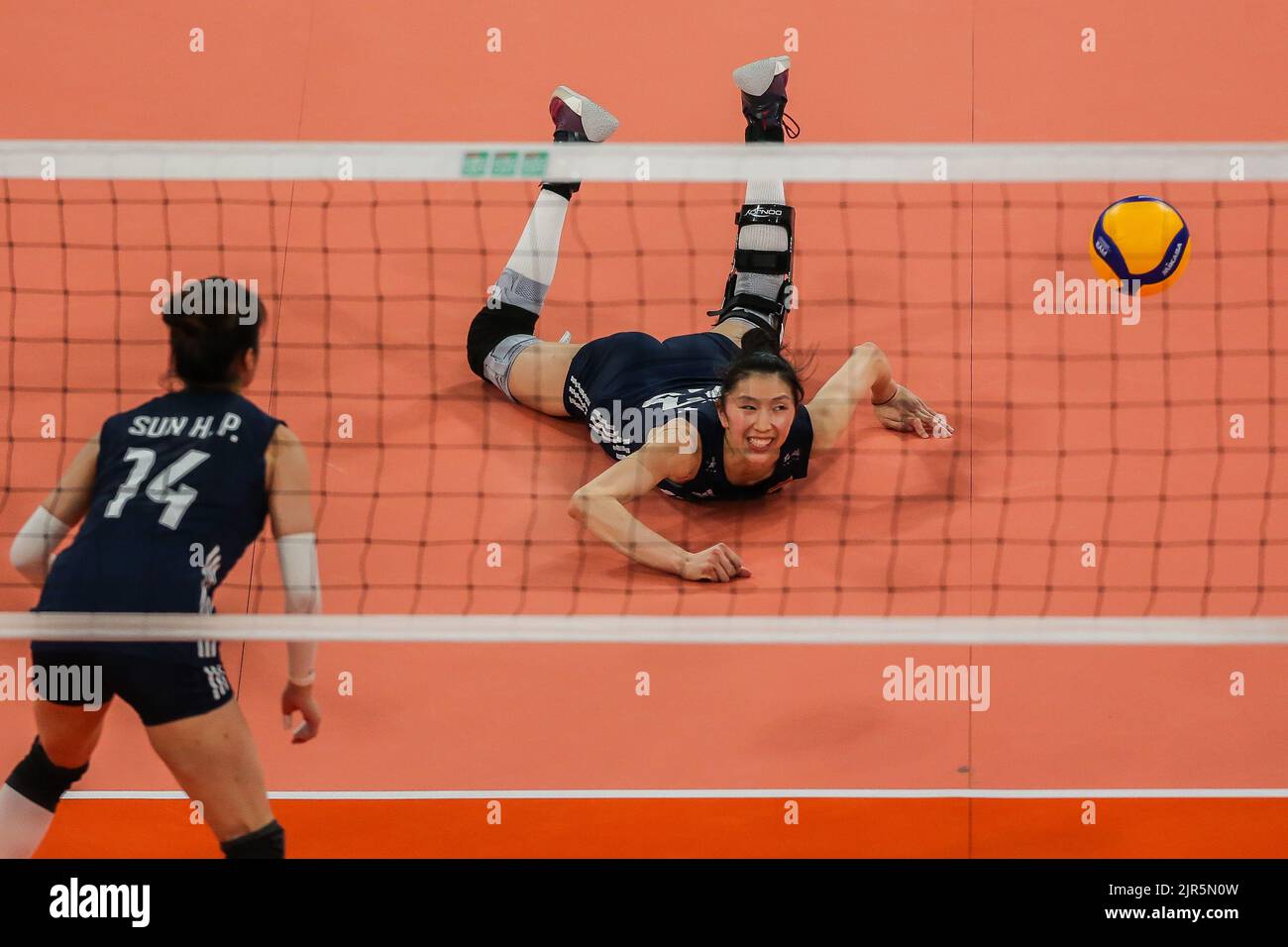 Pasig City, Philippines. 22nd Aug, 2022. Wu Mengjie (R) of China tries ...