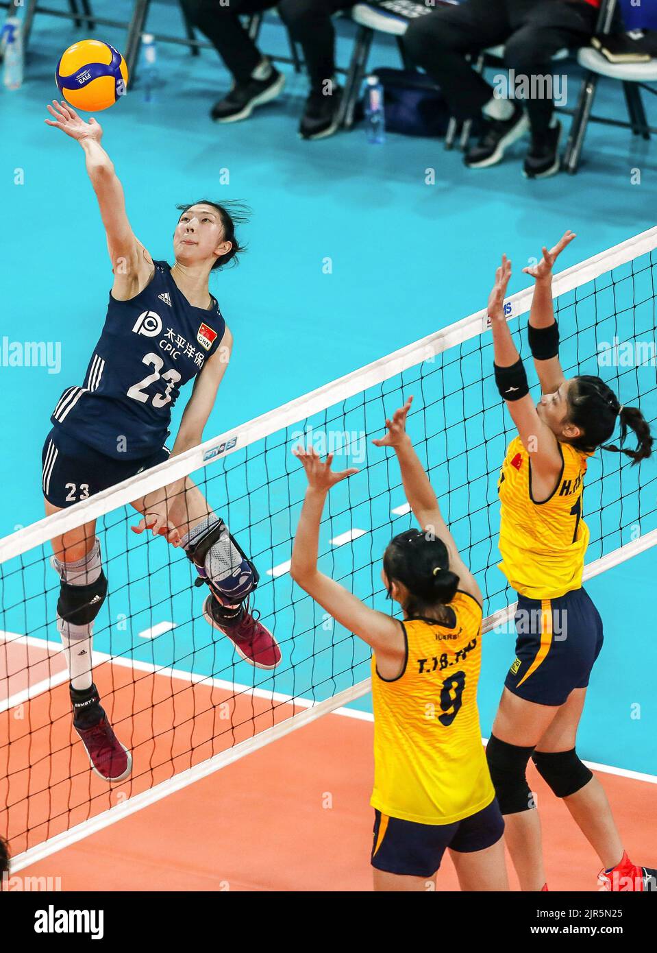 Pasig City, Philippines. 22nd Aug, 2022. Wu Mengjie (L) of China spikes ...