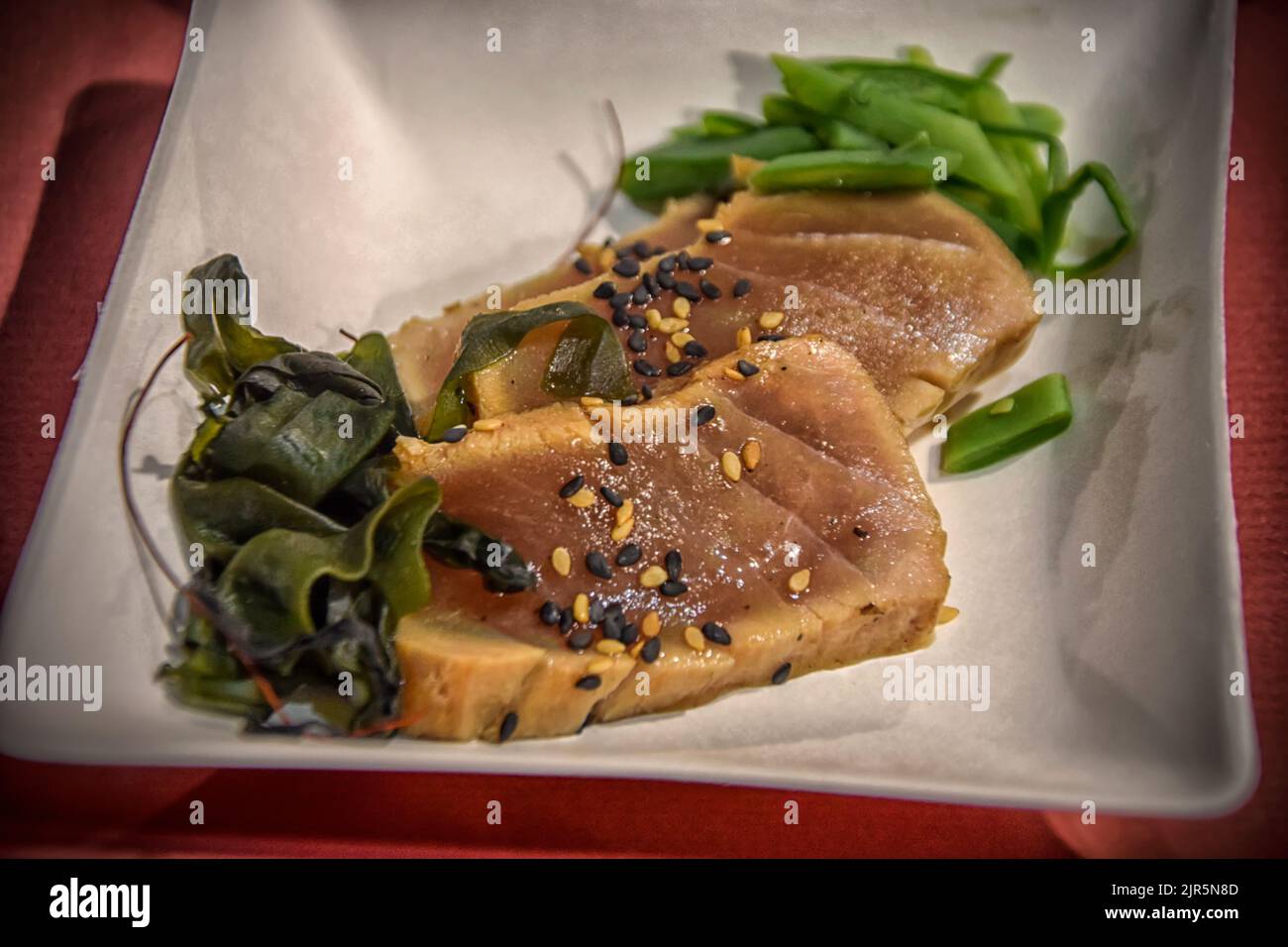 Japanese tuna tataki with wakame seaweed Stock Photo Alamy