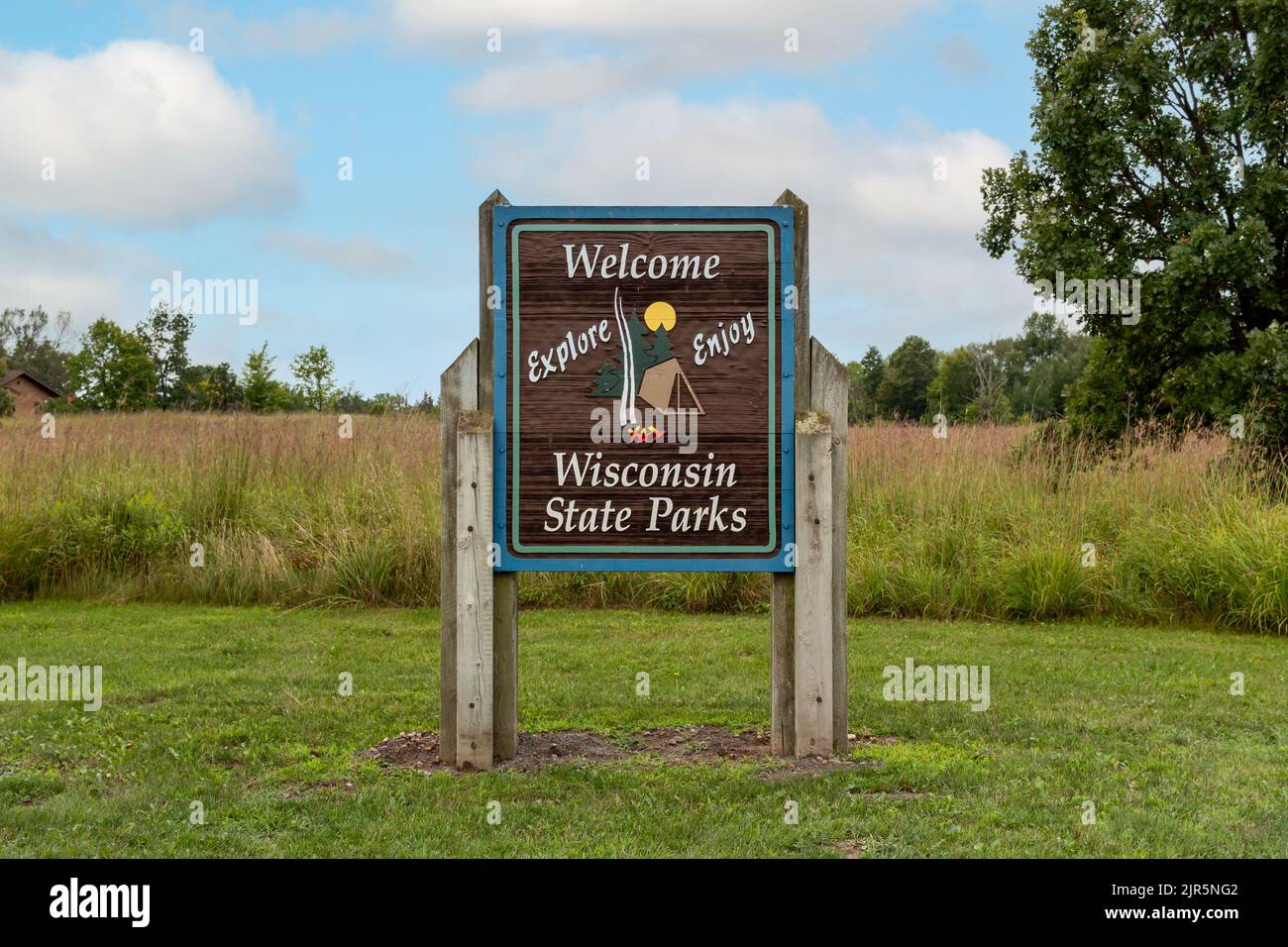 RIVER FALLS, WI, USA - AUGUST 20, 2022: Wisconsin State Park welcome sign and trademark logo. Stock Photo