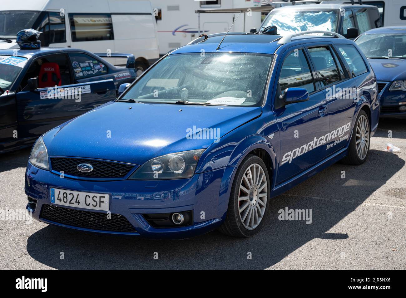 A parked blue Ford Mondeo ST220 at an exhibit Stock Photo