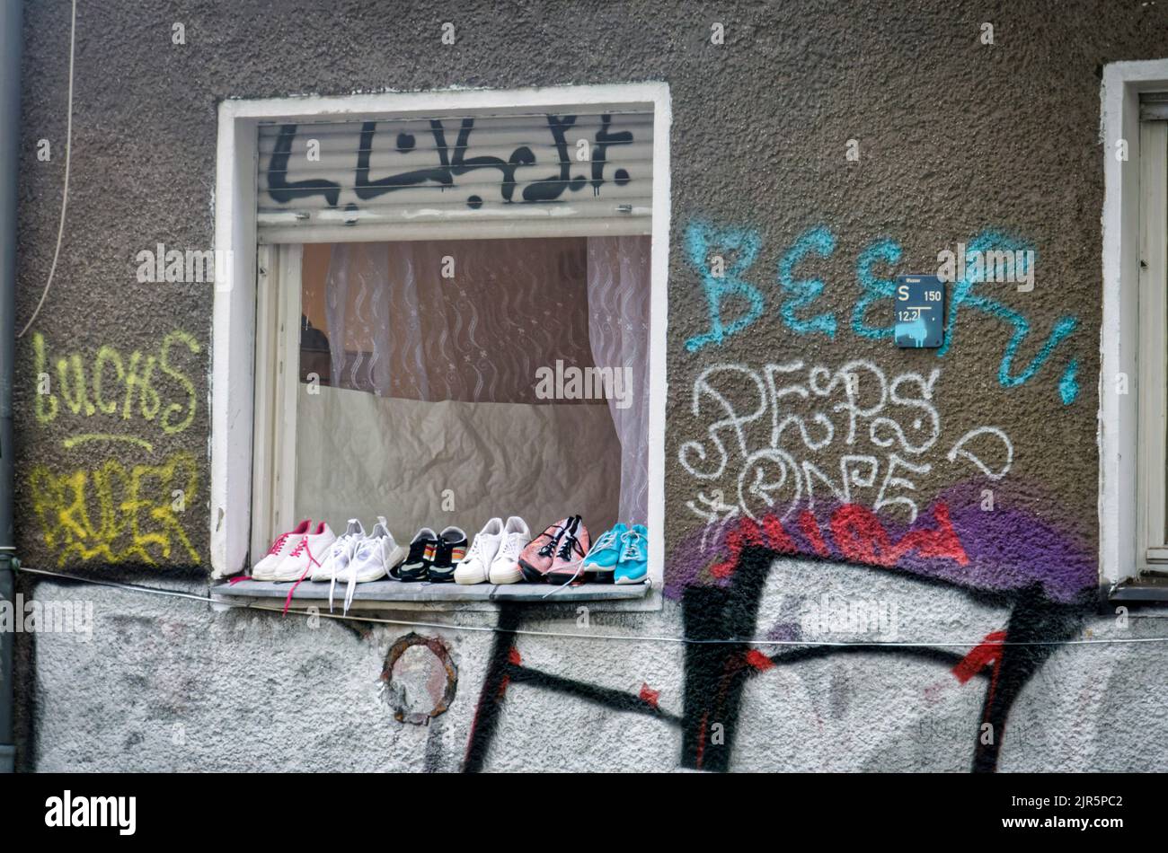 Sneeker auf Fenstersims in Berlin-Kreuzberg, Armut, Großfamilien, Migranten, Stock Photo
