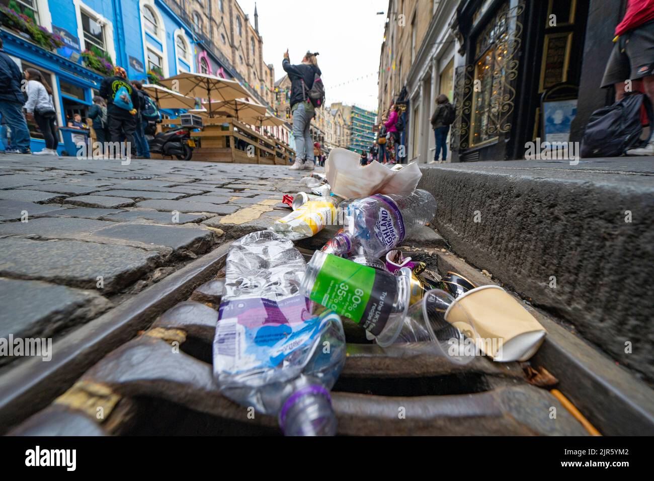 Edinburgh, Scotland, UK. 22nd August 2022. Refuse is seen piled on the streets of Edinburgh city centre on day five of a 12 day strike by city refuse collectors. The strike is organised by the United and GMB unions and is as  a result of the Unions rejecting a 3.5% pay increase. Pi. Rubbish lies in the gutter in tourist favourite Victoria Street. Iain Masterton/Alamy Live News Stock Photo