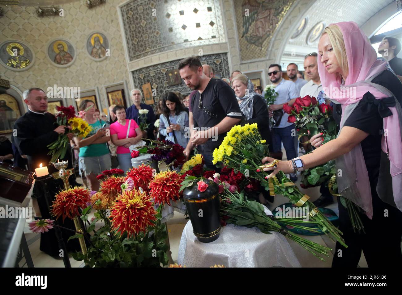 KYIV, UKRAINE AUGUST 21, 2022 People lay flowers during the funeral