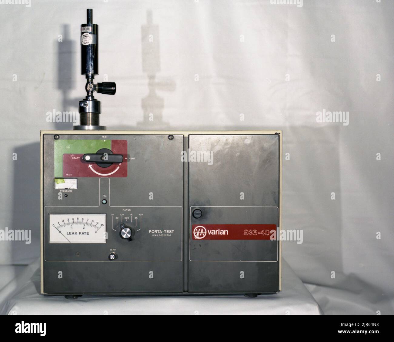 A910205 VACUUM PUMP SYSTEMS VARIAN LEAK DETECTOR LAWRENCE CARRILLO