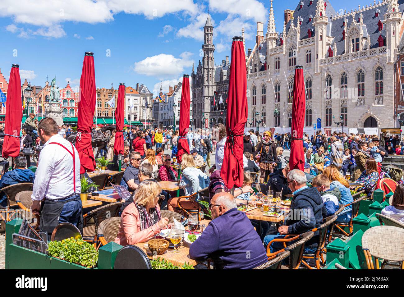 Al fresco cafes in front of he Provinciaal Hof (Province Court) in the Markt Square in Bruges, Belgium Stock Photo