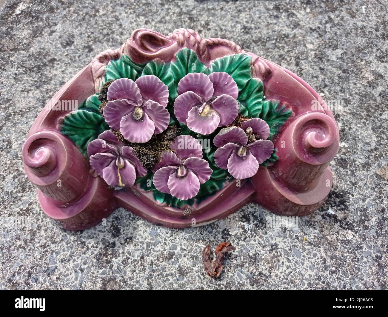 Composition de fleurs violettes en céramique, France Stock Photo
