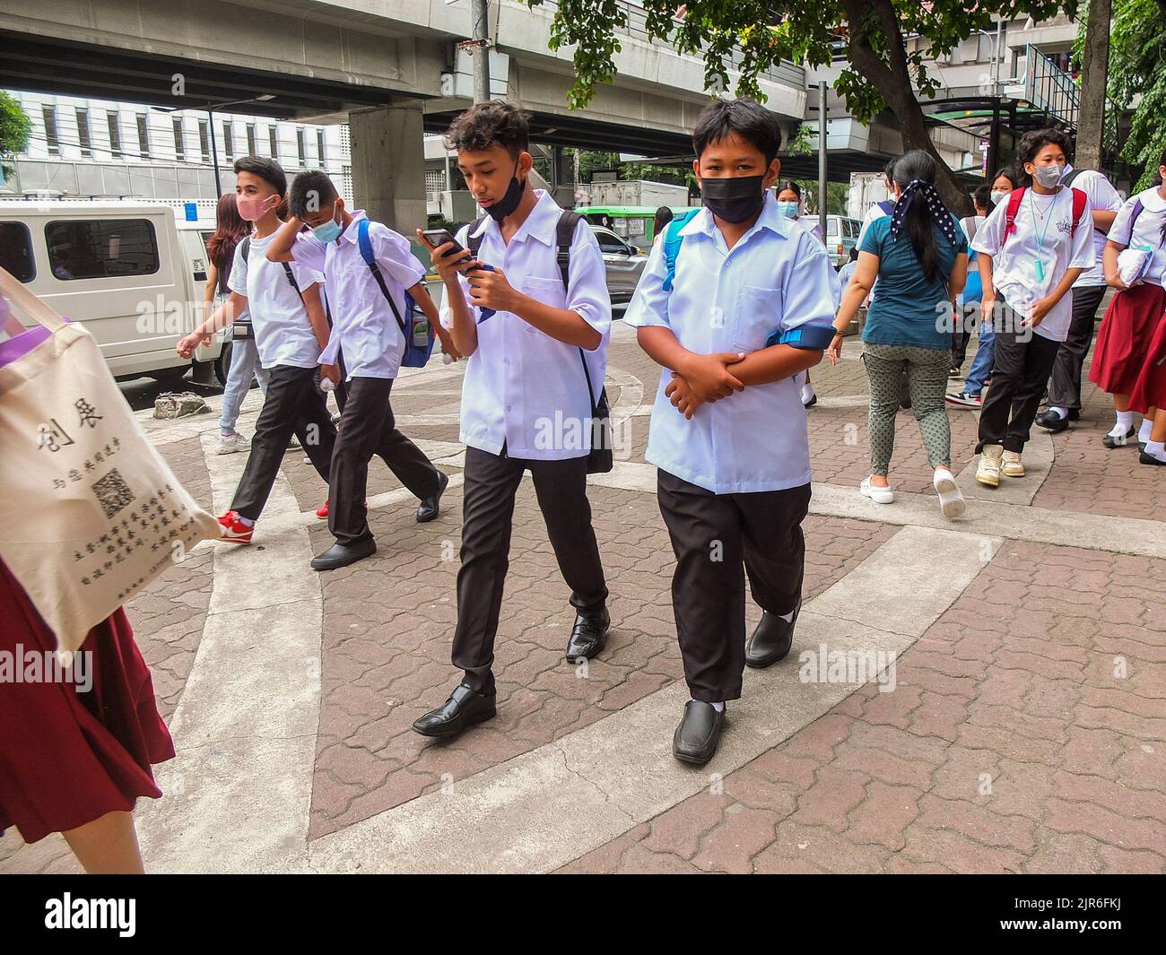 Manila, Philippines. 22nd Aug, 2022. Students seen walking along Taft Avenue in Manila. After two school years without face to face classes, the empty corridors and classrooms will once again be filled with students as the Department of Education (DepEd) formally opens the start of School Year 2022-2023 on Monday, Aug. 22. (Photo by Josefiel Rivera/SOPA Images/Sipa USA) Credit: Sipa USA/Alamy Live News Stock Photo