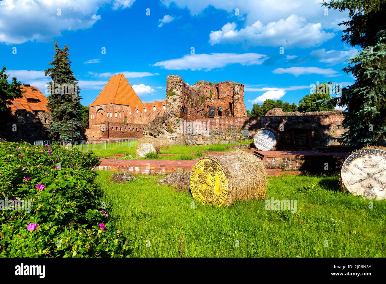 Teutonic Castle ruins (Ruiny zamku krzyżackiego w Toruniu) from 14th century, Torun, Poland Stock Photo