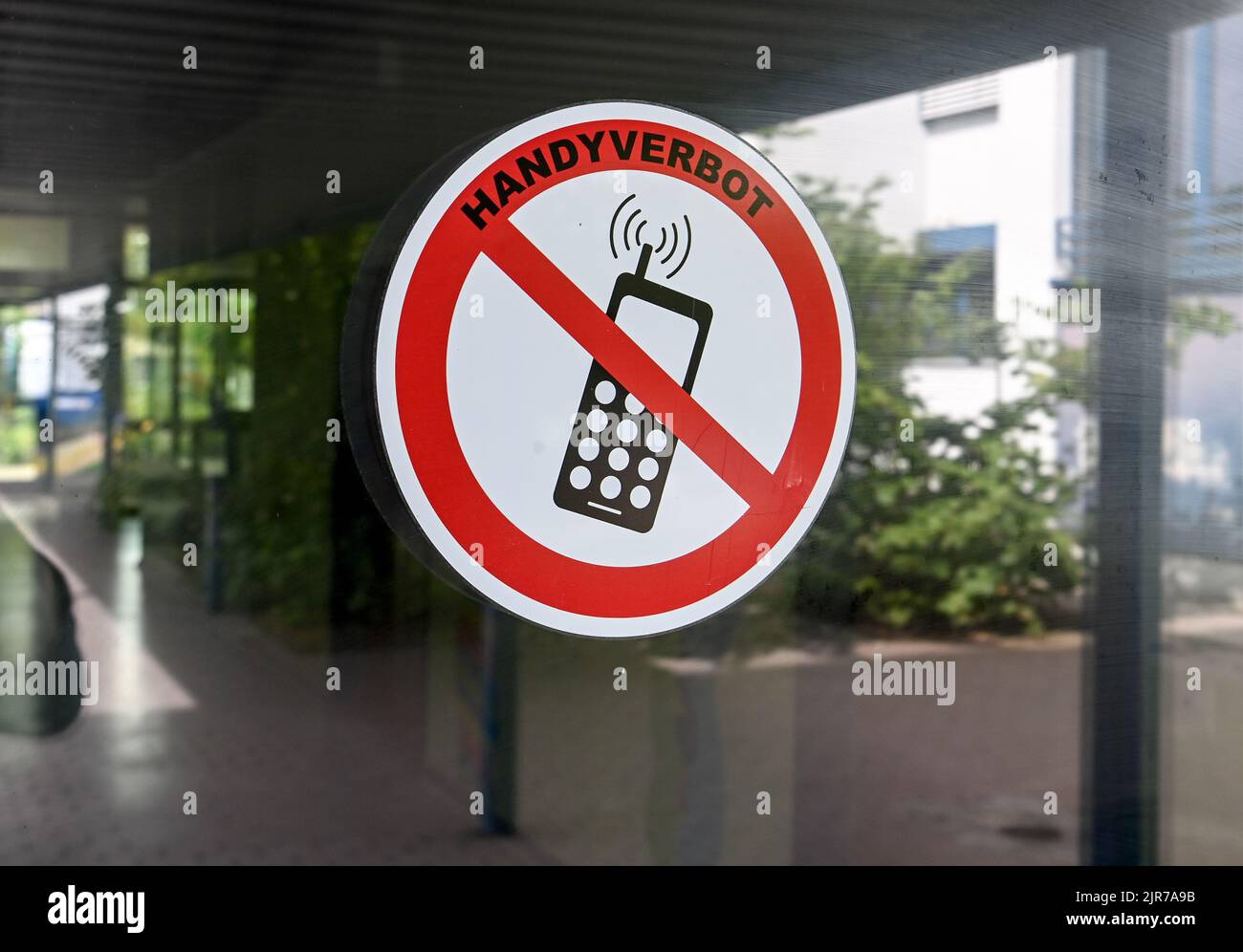 Berlin, Germany. 22nd Aug, 2022. A 'no cell phones' sign is posted at the entrance to the school in Köllnische Heide in Neukölln. Credit: Jens Kalaene/dpa/Alamy Live News Stock Photo