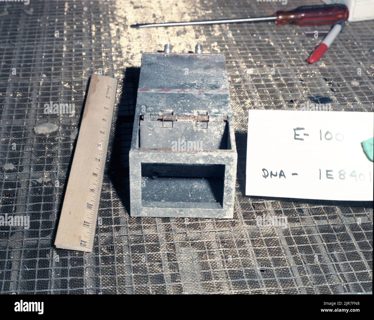 100 research facility experiment hi-res stock photography and images ...