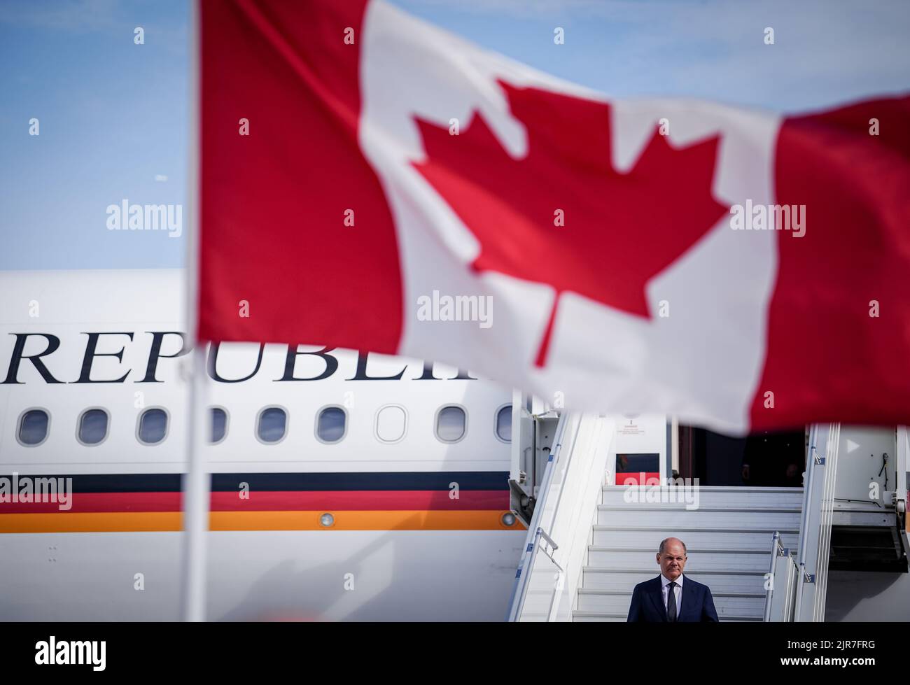 Toronto, Canada. 22nd Aug, 2022. German Chancellor Olaf Scholz (SPD) arrives at Toronto Airport on an Air Force Airbus A340 behind Canada's flag. The trip will focus on cooperation between the two countries in the climate and energy sectors. Credit: Kay Nietfeld/dpa/Alamy Live News Stock Photo