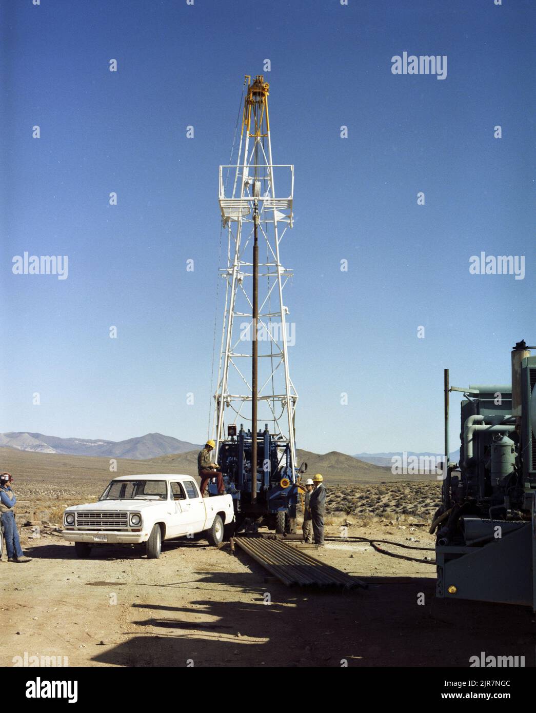 1982 oil drilling drilling photo hi-res stock photography and images ...