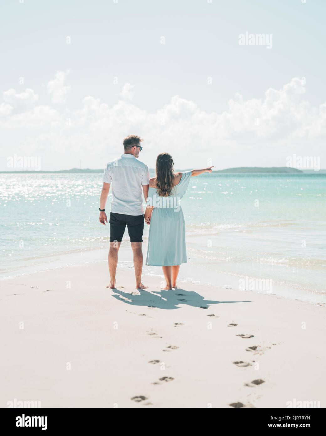 Couple walking along beach in Exuma, Bahamas Stock Photo - Alamy