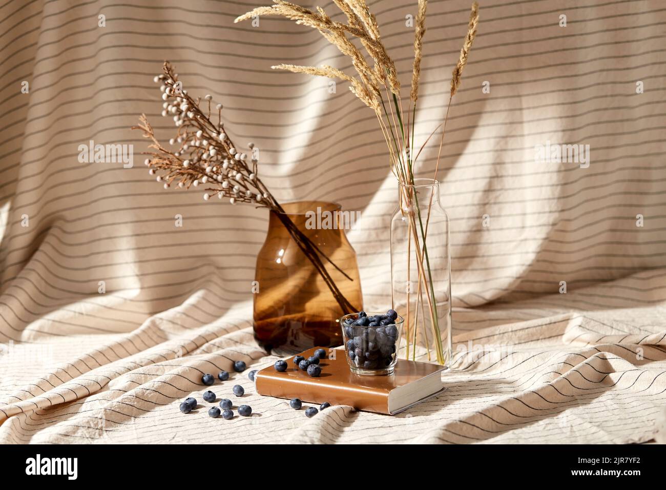 Flower vases hi-res stock photography and images - Page 43 - Alamy