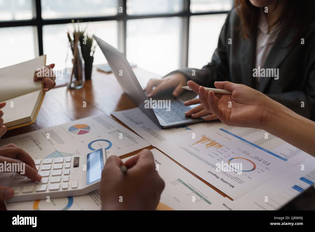 Success business team. Business data dashboard analysis by brainstorming Stock Photo