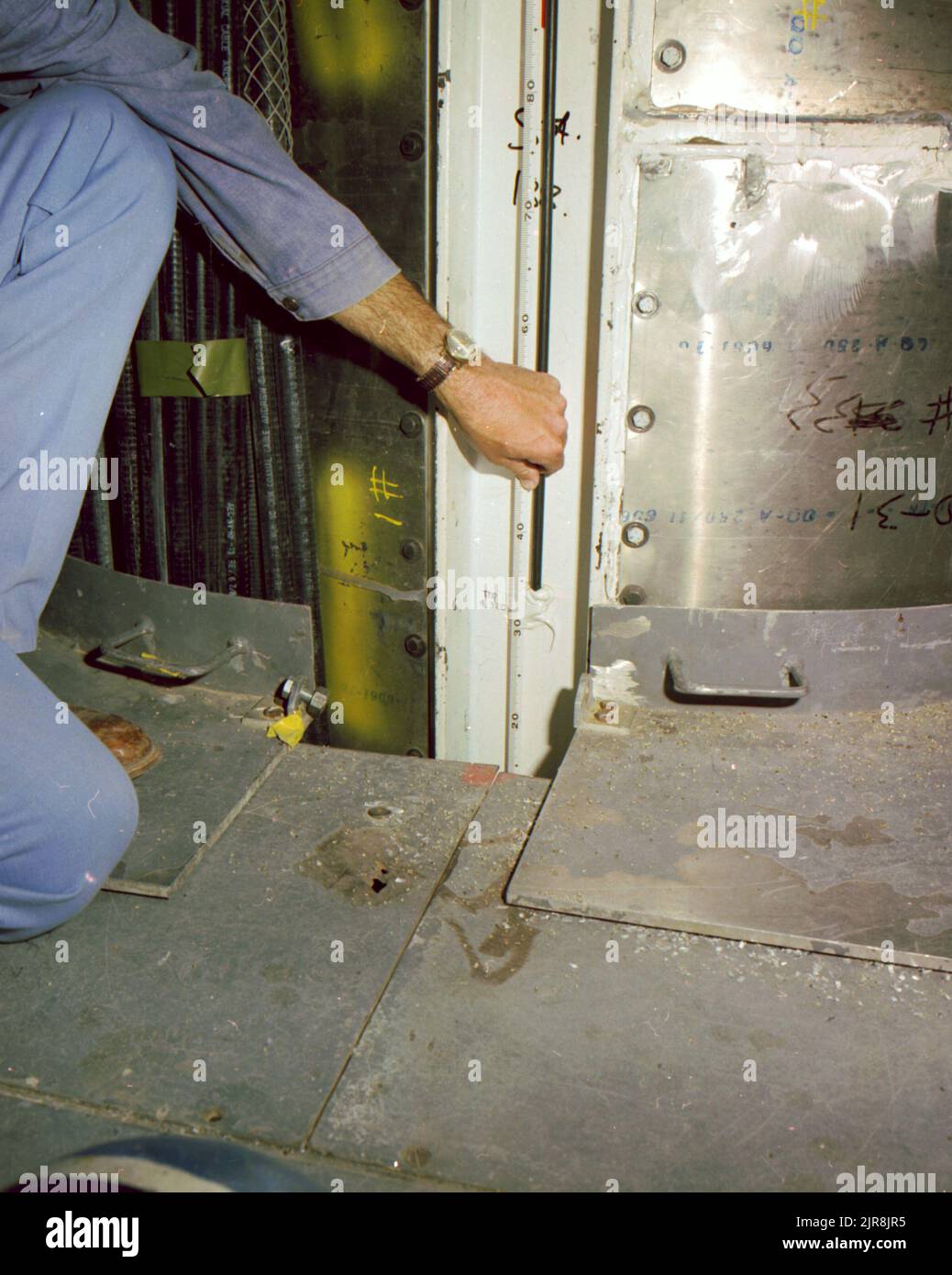 Installation de cables hires stock photography and images Alamy