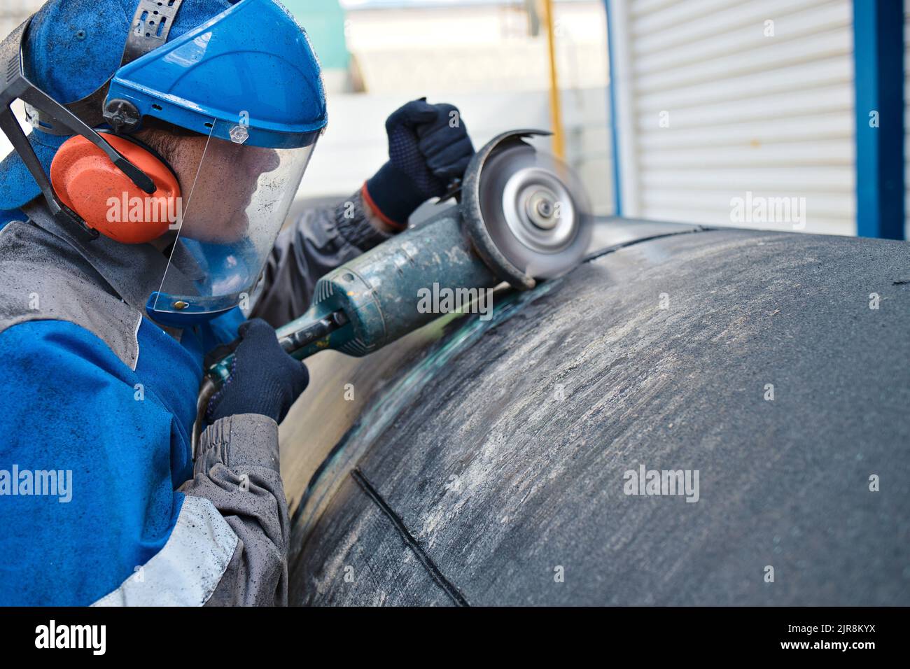 Linear fitter or pipeliner removes plastic insulation from large