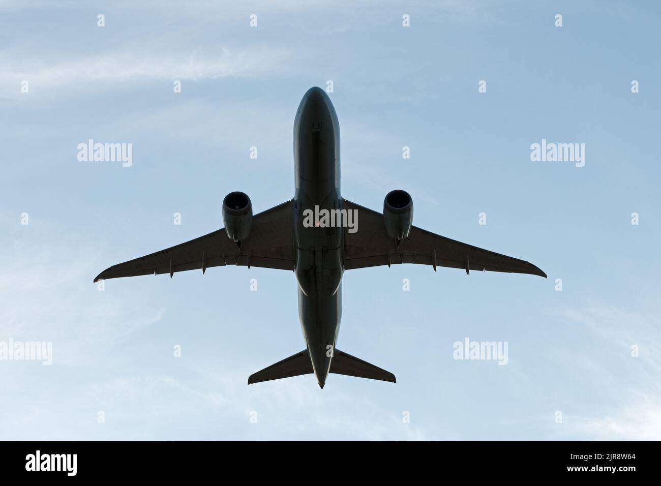 Boeing 787 dreamliner silhouette hi-res stock photography and images ...