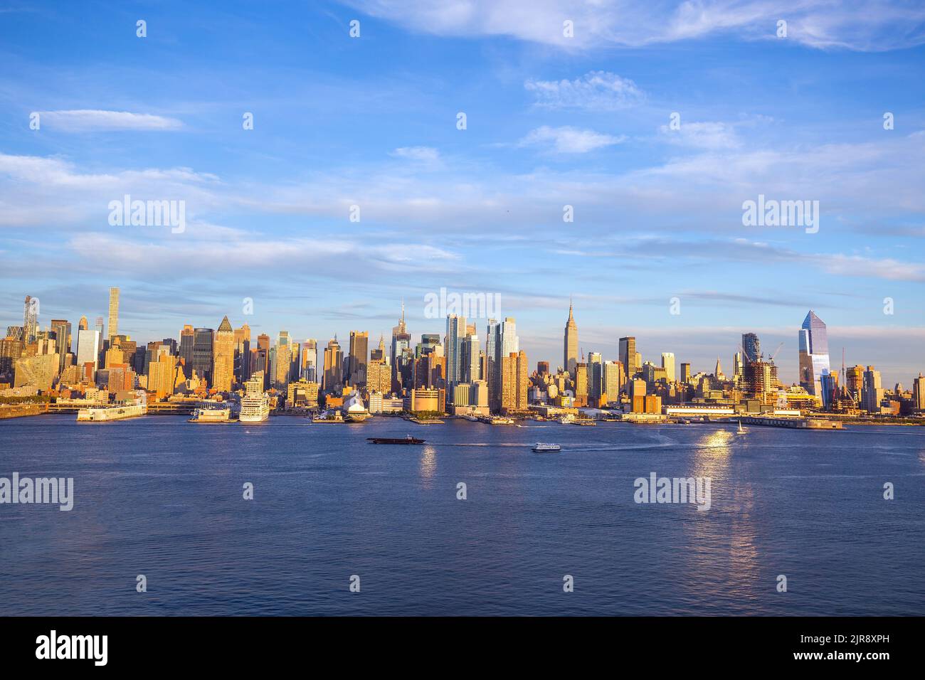 Midtown manhattan skyline dusk hi-res stock photography and images - Alamy