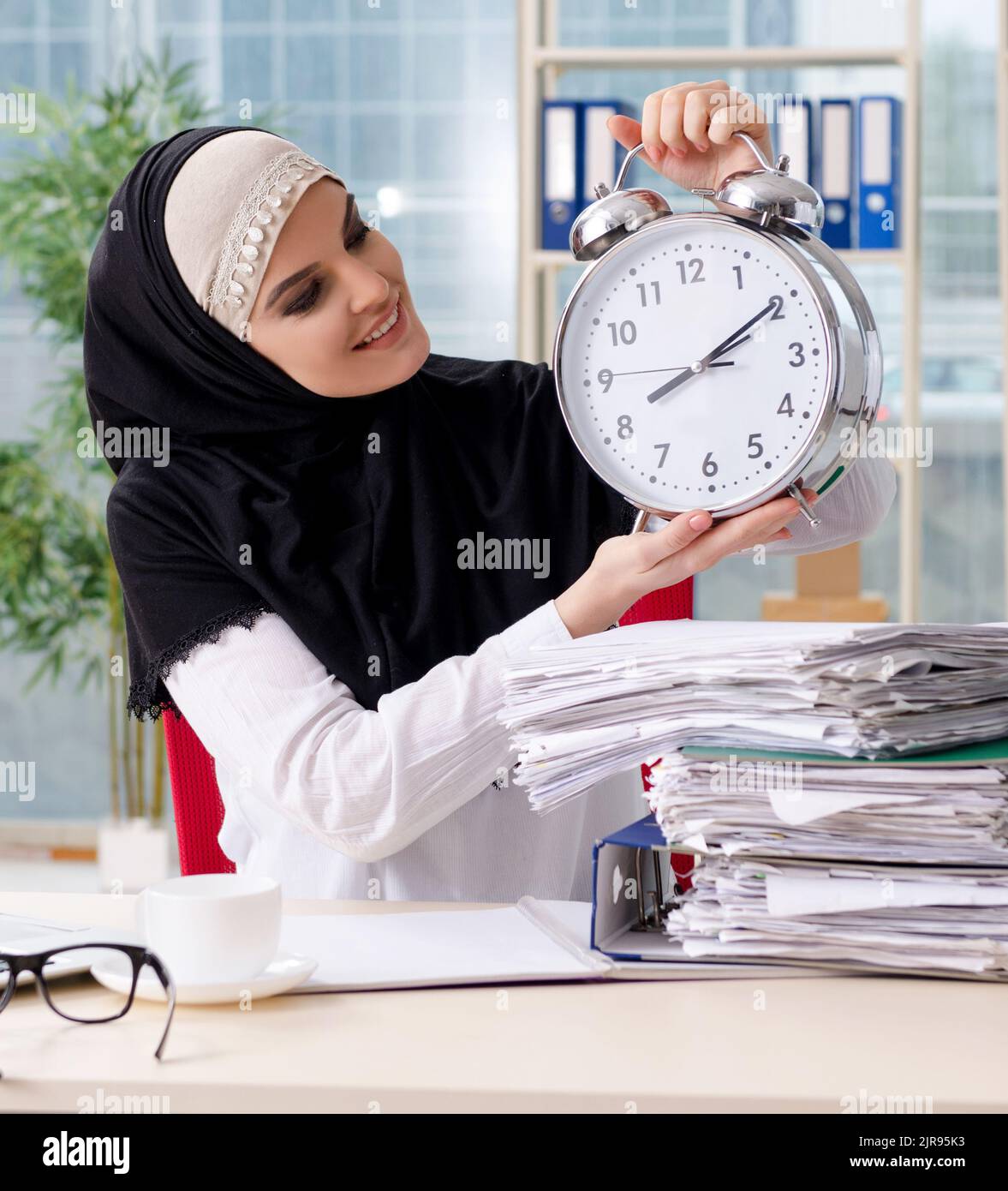 Woman muslim employee working in the office Stock Photo - Alamy