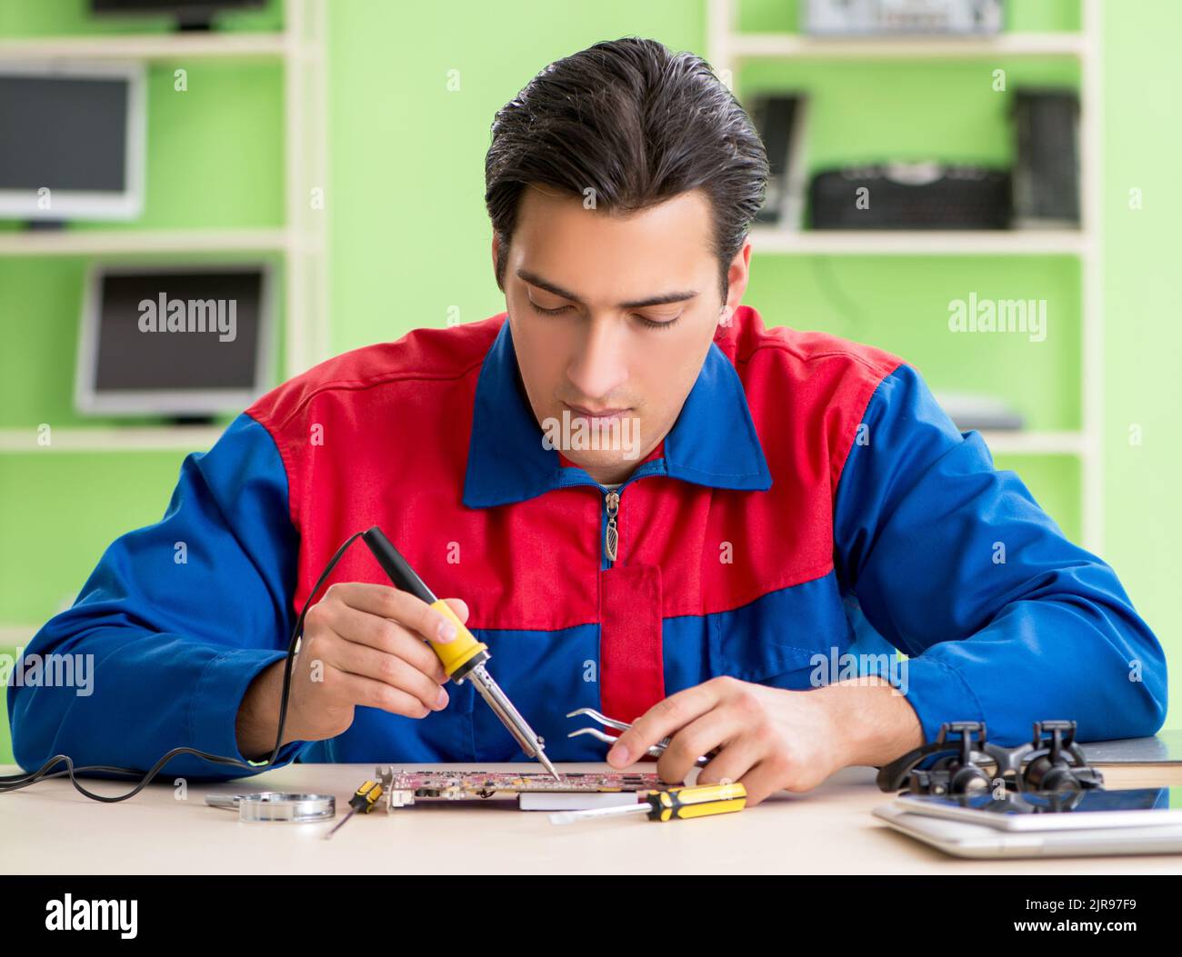 The computer engineer repairing broken desktop Stock Photo - Alamy