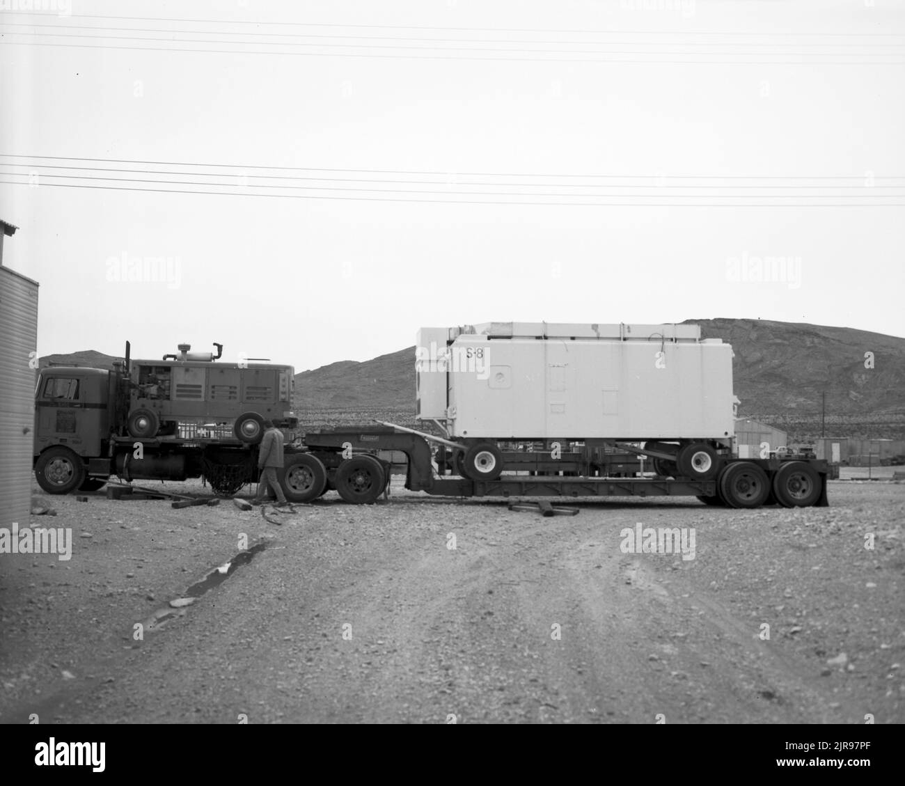 B722002 AREA 23 LOADING OF THE TRAILER BROUILLARD (Project Engineer) NOV 7, 72 EG&G/NTS PHOTO LAB Publication Date: 11/7/1972  EDGERTON, GERMESHAUSEN & GRIER; EG&G; LOADING; NEVADA; NEVADA TEST SITE; NTS; NUCLEAR ENERGY TECHNOLOGY; NUCLEAR EXPLOSIONS; NUCLEAR TESTING; NUCLEAR TESTS; TEST SITES; TRAILERS; TRUCKS; UGT; UNDERGROUND TESTING; LOADING OF THE TRAILER  historical images. 1972 - 2012. Department of Energy. National Nuclear Security Administration. Photographs Related to Nuclear Weapons Testing at the Nevada Test Site. Stock Photo
