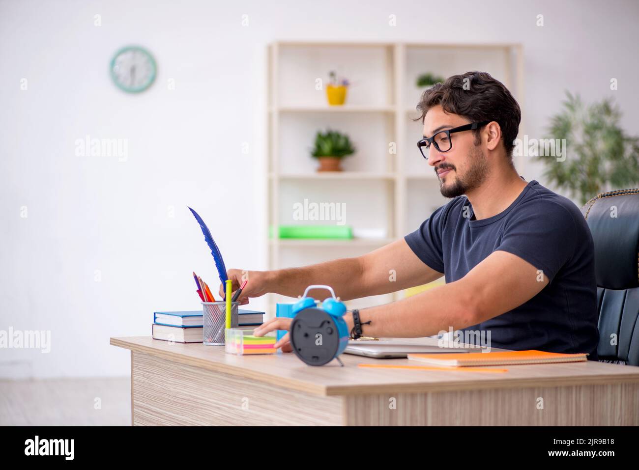 Reporter Designer Professional reporter working late hi-res stock photography and images ...
