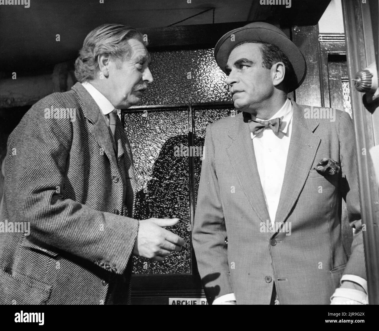 ROGER LIVESEY as Billy Rice and LAURENCE OLIVIER as Archie Rice in THE ENTERTAINER 1960 director TONY RICHARDSON screenplay John Osborne and Nigel Kneale adapted from the play by John Osborne music John Addison producer Harry Saltzman Woodfall Film Productions / British Lion Films Stock Photo