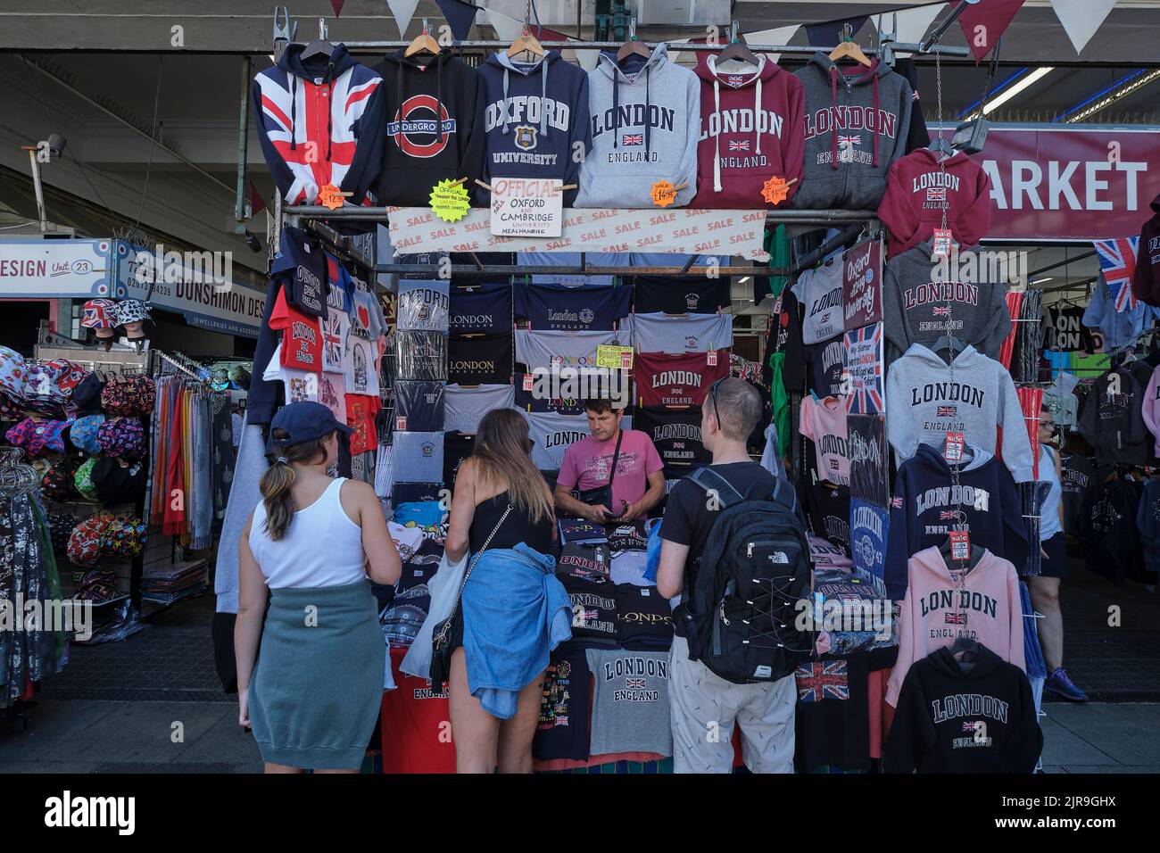 Tourists buying T-shirts at Covent Garden market in London in summer Stock Photo