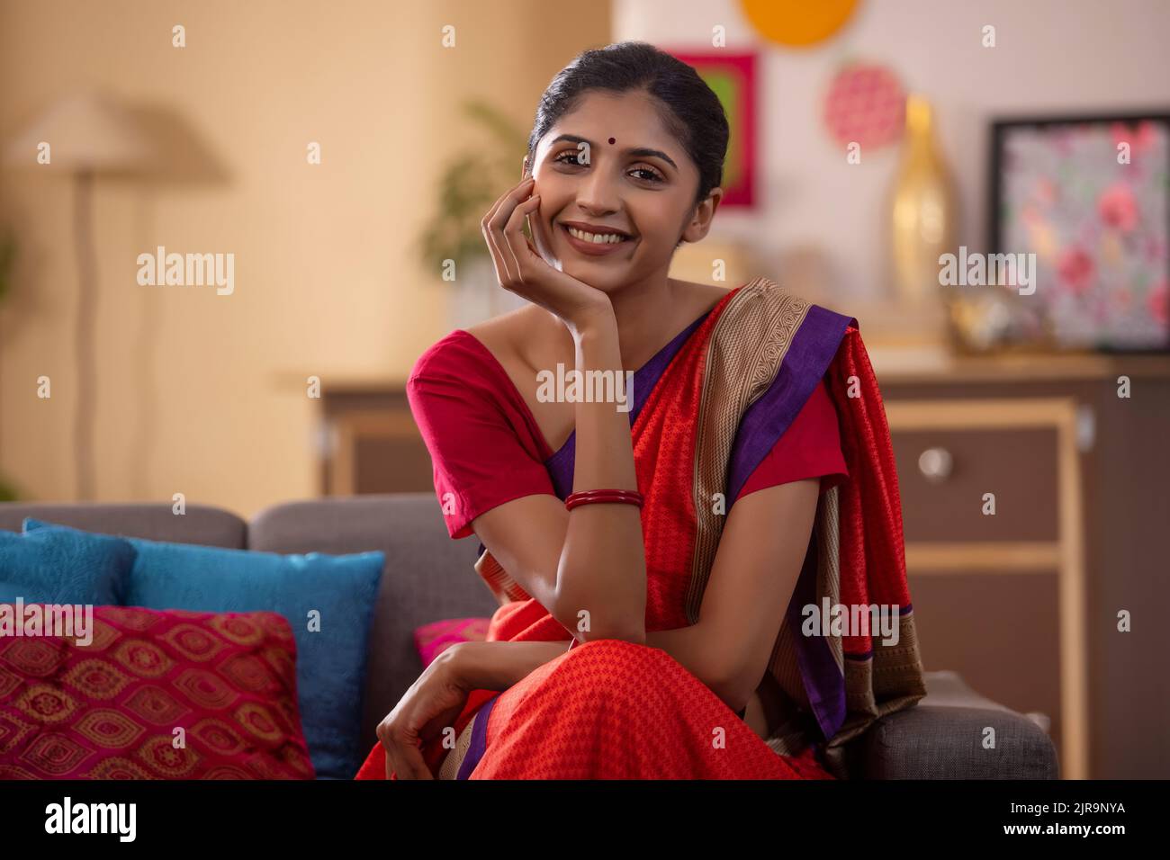 Chin on hand hi-res stock photography and images - Alamy