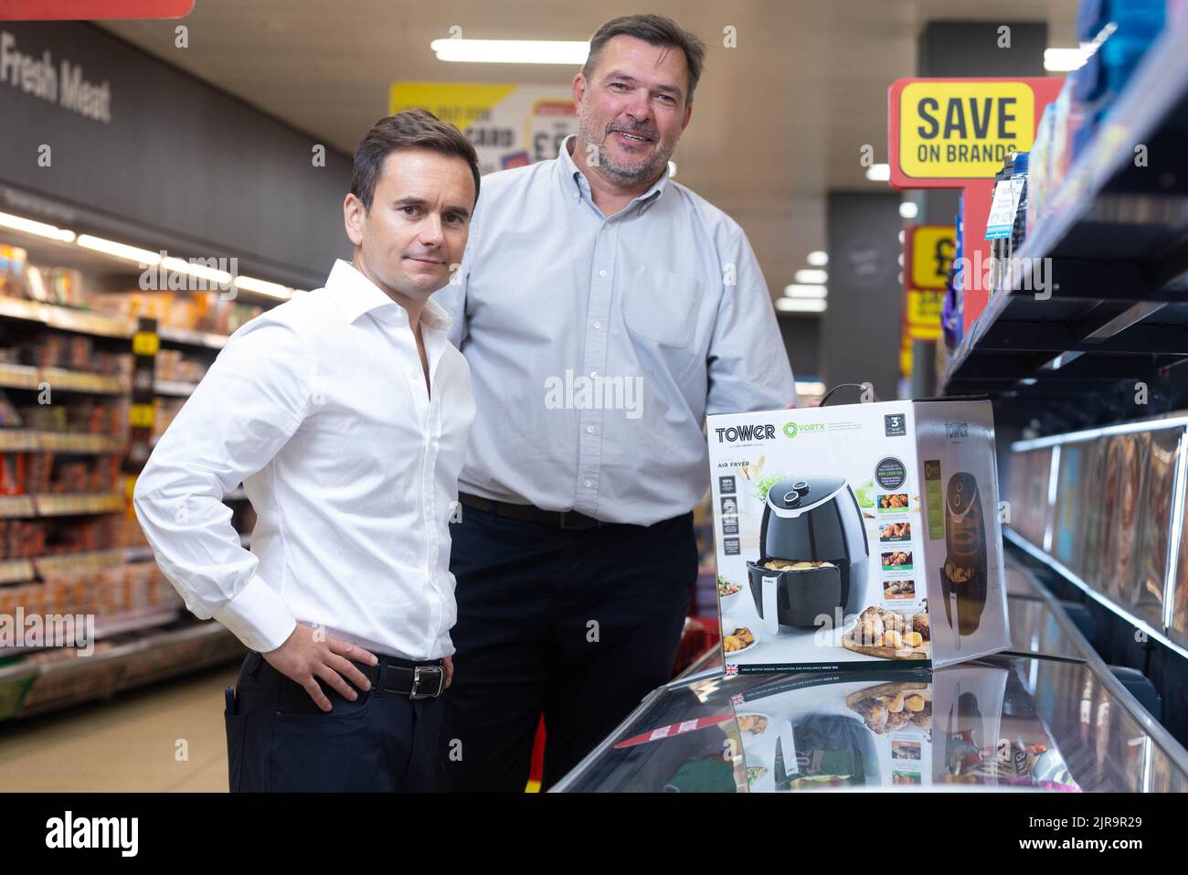 EDITORIAL USE ONLY Managing Director of Iceland, Richard Walker (left) and Founder & CEO of Utilita, Bill Bullen at a branch of the supermarket in Islington to unveil the 'Shop Smart, Cook Savvy' initiative, aiming to help bring down the cost to cook during the cost-of-living crisis. Picture date: Tuesday September 23, 2022. Stock Photo