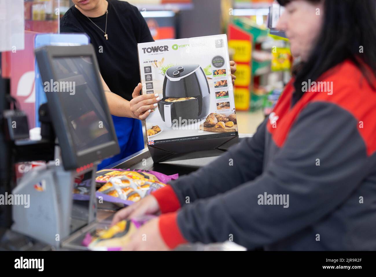 EDITORIAL USE ONLY An energy efficient air fryer is purchased as Iceland and Utilita unveil the 'Shop Smart, Cook Savvy' initiative, aiming to help bring down the cost to cook during the cost-of-living crisis. Picture date: Tuesday September 23, 2022. Stock Photo