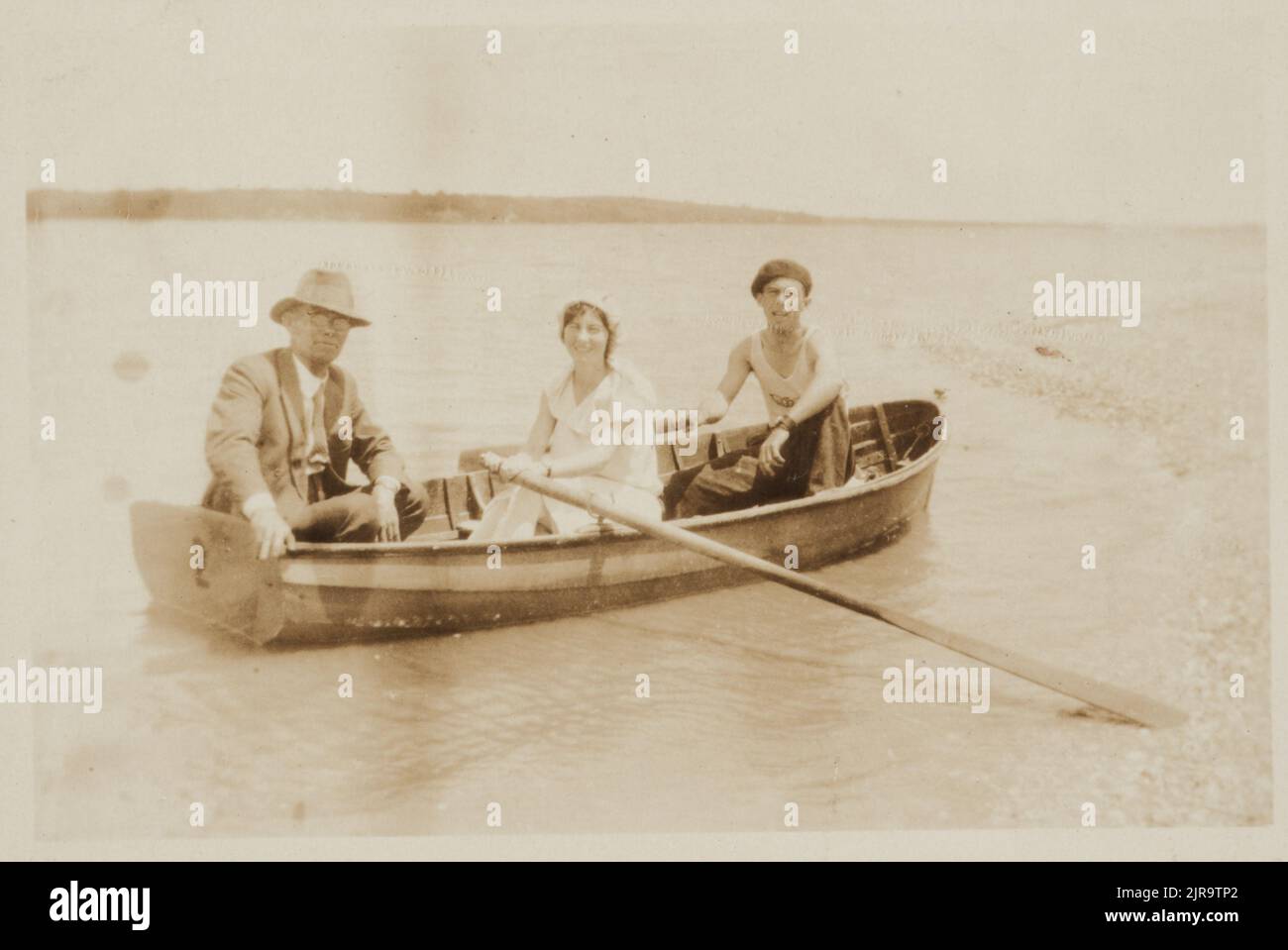 1920s family beach hi-res stock photography and images - Alamy
