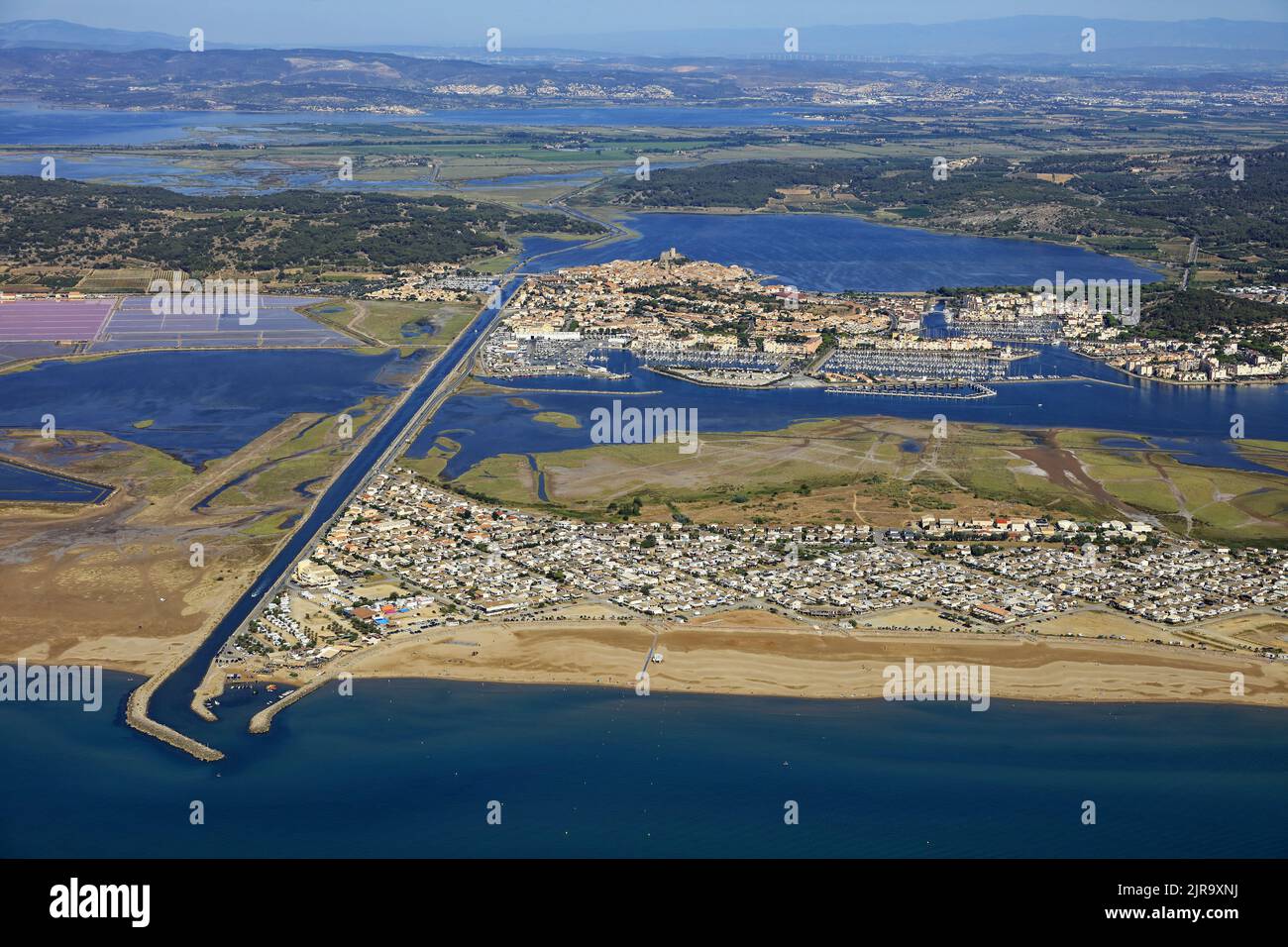 Gruissan (south of France): aerial view of the seaside resort along the coast of the Lion Gulf and the harbour between the Clape Massif and the Medite Stock Photo