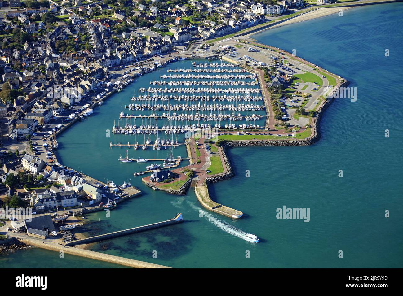 Saint-Vaast-la-Hougue (Normandy, north-western France): aerial view of ...