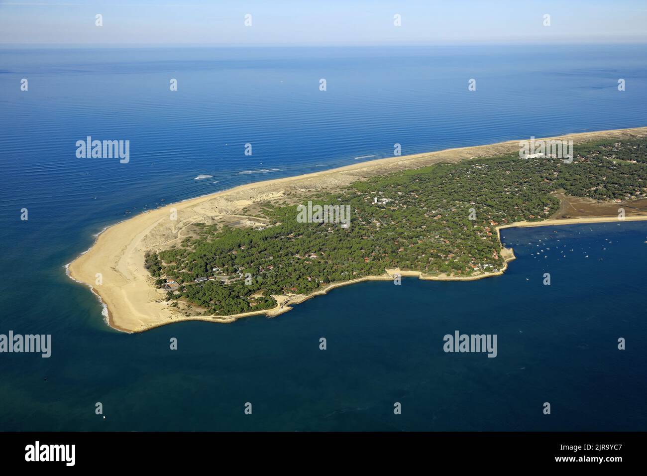 Lege-Cap-Ferret (south-western France): aerial view of the Cap Ferret peninsula at the entrance to the Arcachon Bay and its fine sand beach Stock Photo
