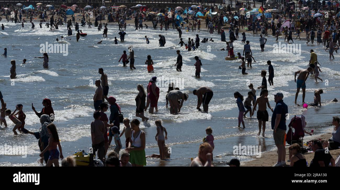 South Bay Beach, Scarborough packed with holiday makers during heatwave, Scarborough, Yorkshire, England, UK Stock Photo