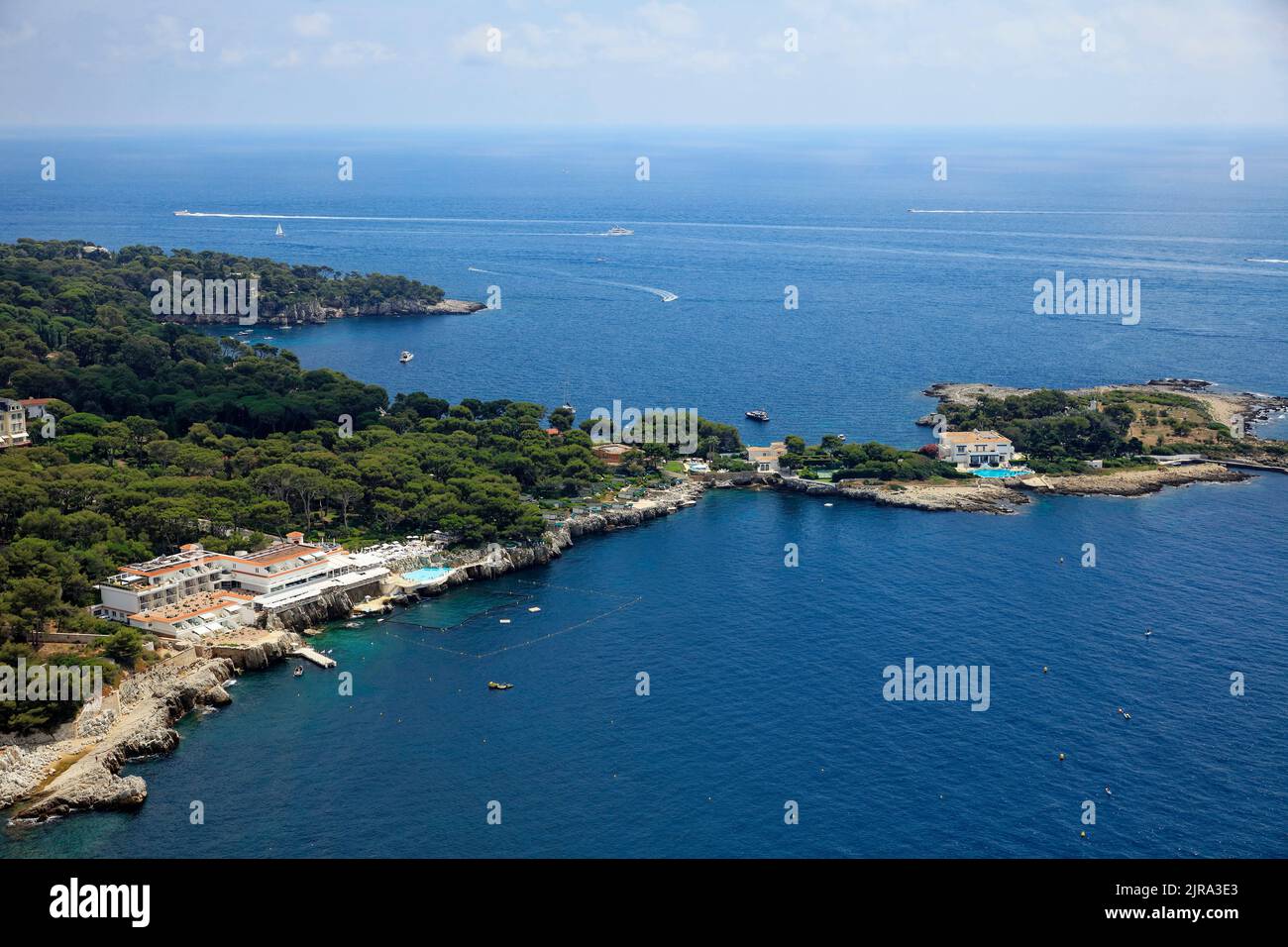 Antibes (south-eastern France): aerial view of the Peninsula of Antibes with the luxury hotel and restaurant Eden Roc and villas along the waterfront Stock Photo