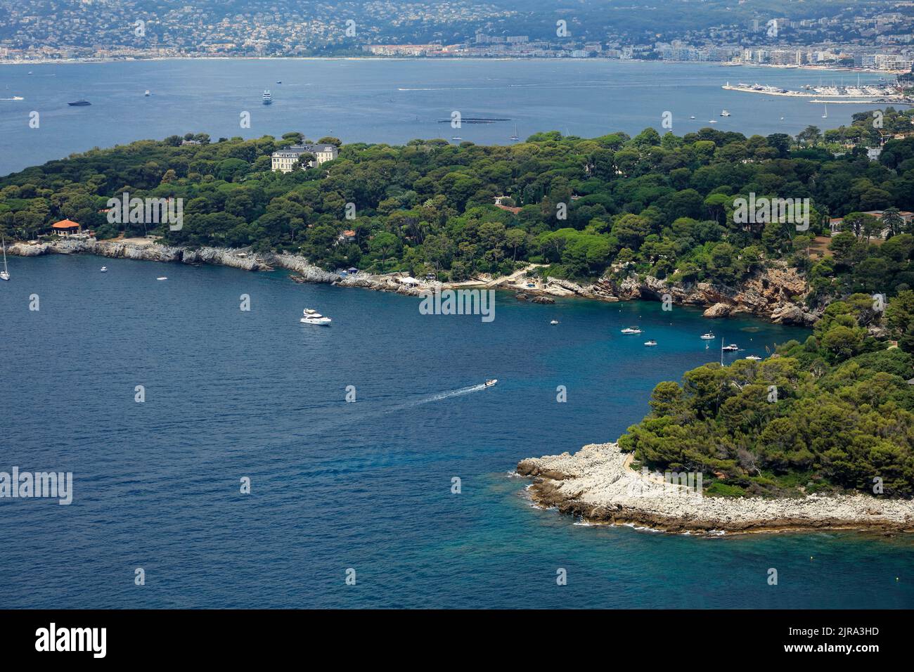 Antibes (south-eastern France): aerial view of the cove “anse de l'Argent Faux', Peninsula of Antibes Stock Photo