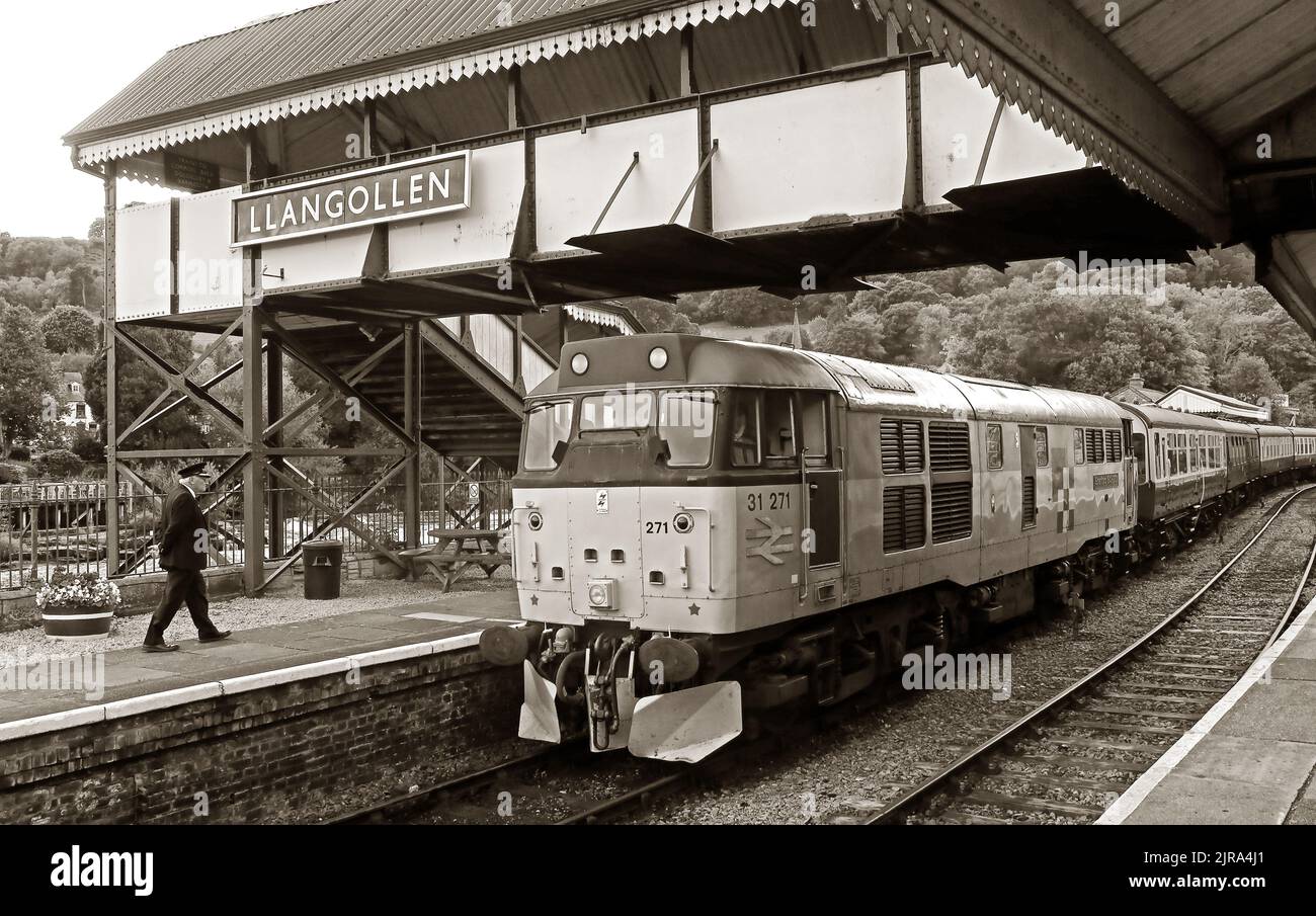 Diesel engine 31271  pulls into Llangollen, North Wales, with carriages, heritage steam railway, 1960s, 1960 Stock Photo