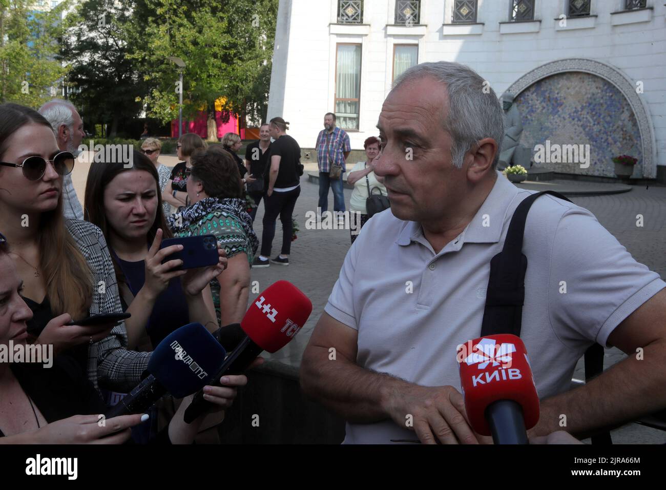 Viktor Andriienko Hi Res Stock Photography And Images Alamy Non Exclusive Kyiv Ukraine August 21 2022 Film And Theatre Actor Merited Artist Of Ukraine Viktor Andriienko Speaks To Press Outside Holy Tra 2JRA66M