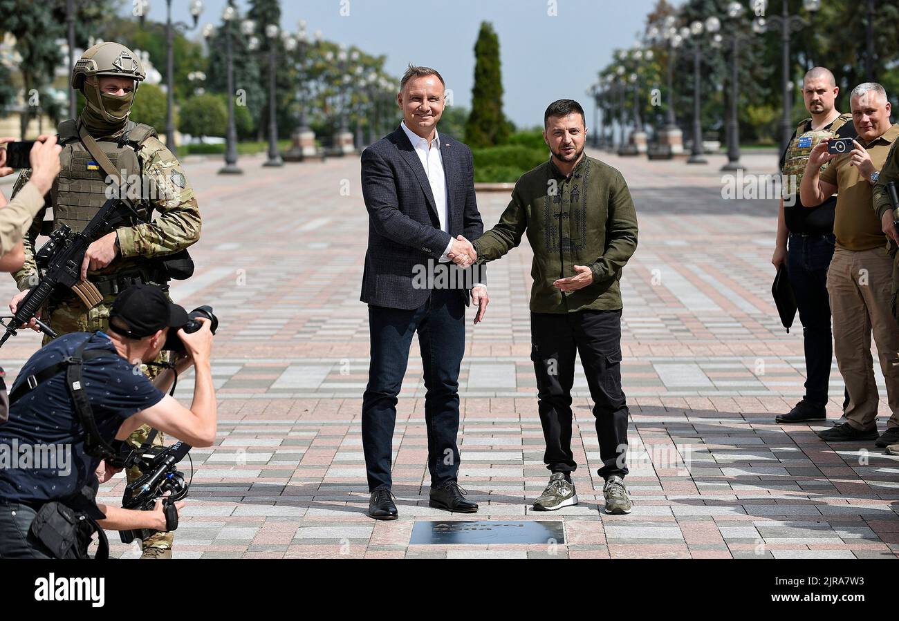 KYIV, UKRAINE - AUGUST 23, 2022 - President of the Republic of Poland Andrzej Duda and President of Ukraine Volodymyr Zelenskyy (L to R) lay the foundations of the Alley of Courage in Konstytutsii (Constitution) Square outside the Verkhovna Rada building on National Flag Day, Kyiv, capital of Ukraine. Polish President Andrzej Duda has become the first political leader to inaugurate the personal plate on the Alley of Courage that was founded ahead of Ukraine's 31st Independence Day to celebrate the representatives of the countries who have been supporting Ukraine since the beginning of Russia's Stock Photo
