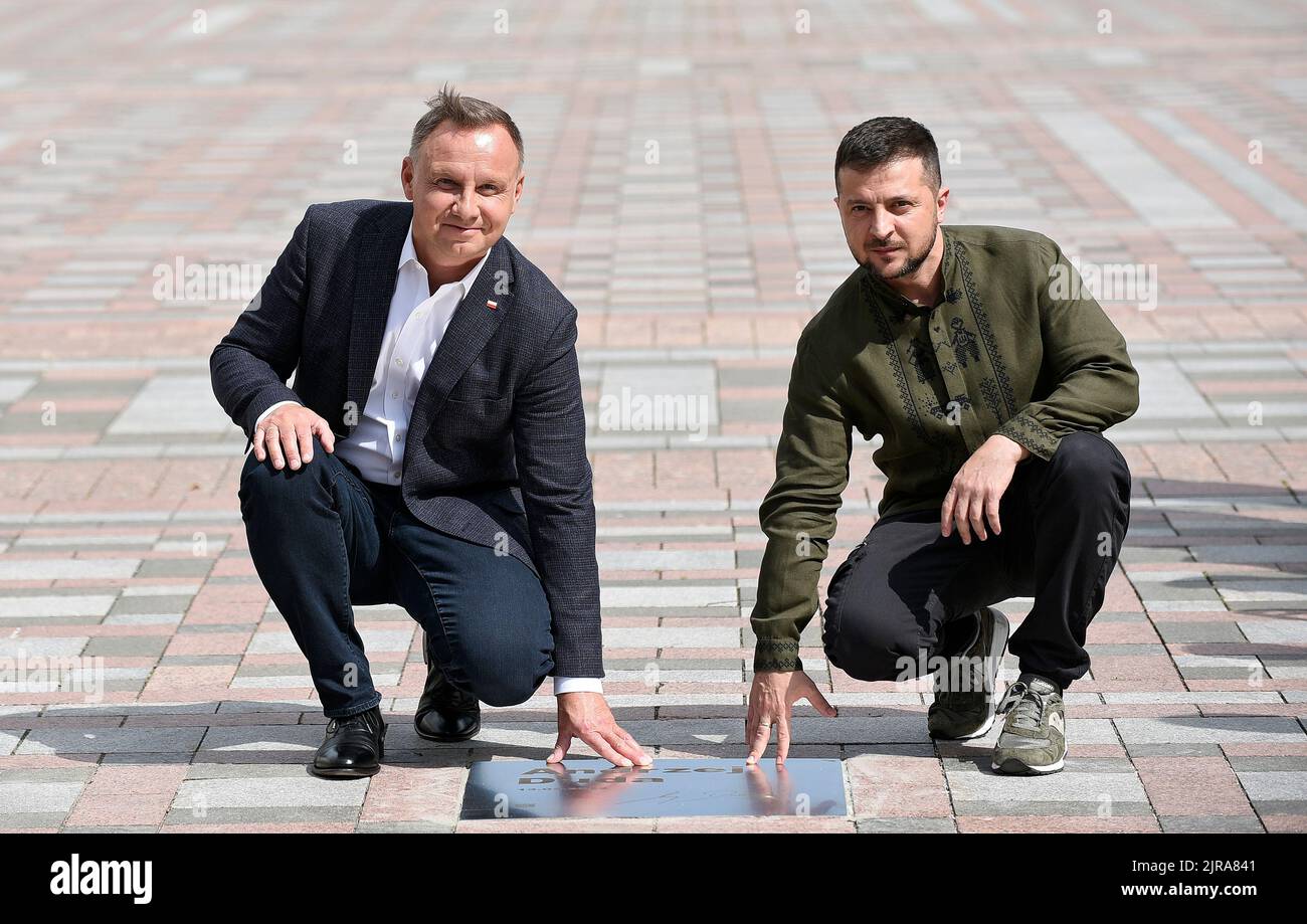 KYIV, UKRAINE - AUGUST 23, 2022 - President of the Republic of Poland Andrzej Duda and President of Ukraine Volodymyr Zelenskyy (L to R) lay the foundations of the Alley of Courage in Konstytutsii (Constitution) Square outside the Verkhovna Rada building on National Flag Day, Kyiv, capital of Ukraine. Polish President Andrzej Duda has become the first political leader to inaugurate the personal plate on the Alley of Courage that was founded ahead of Ukraine's 31st Independence Day to celebrate the representatives of the countries who have been supporting Ukraine since the beginning of Russia's Stock Photo
