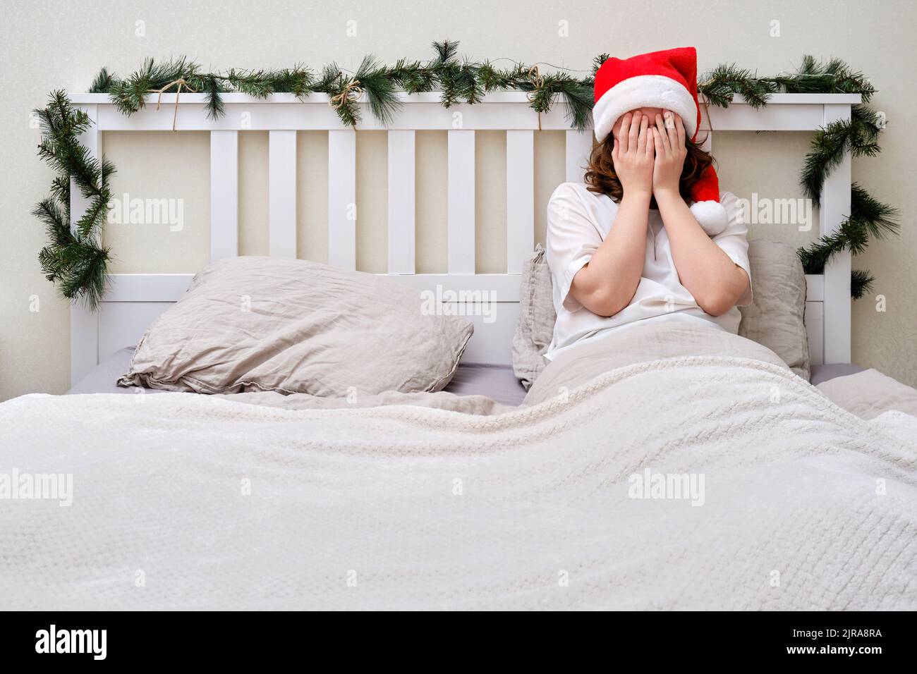 спит под елкой. 1 января праздник новый год. новогодний стол с алкоголем. фестиваль сна после нового года. комната после нового года.