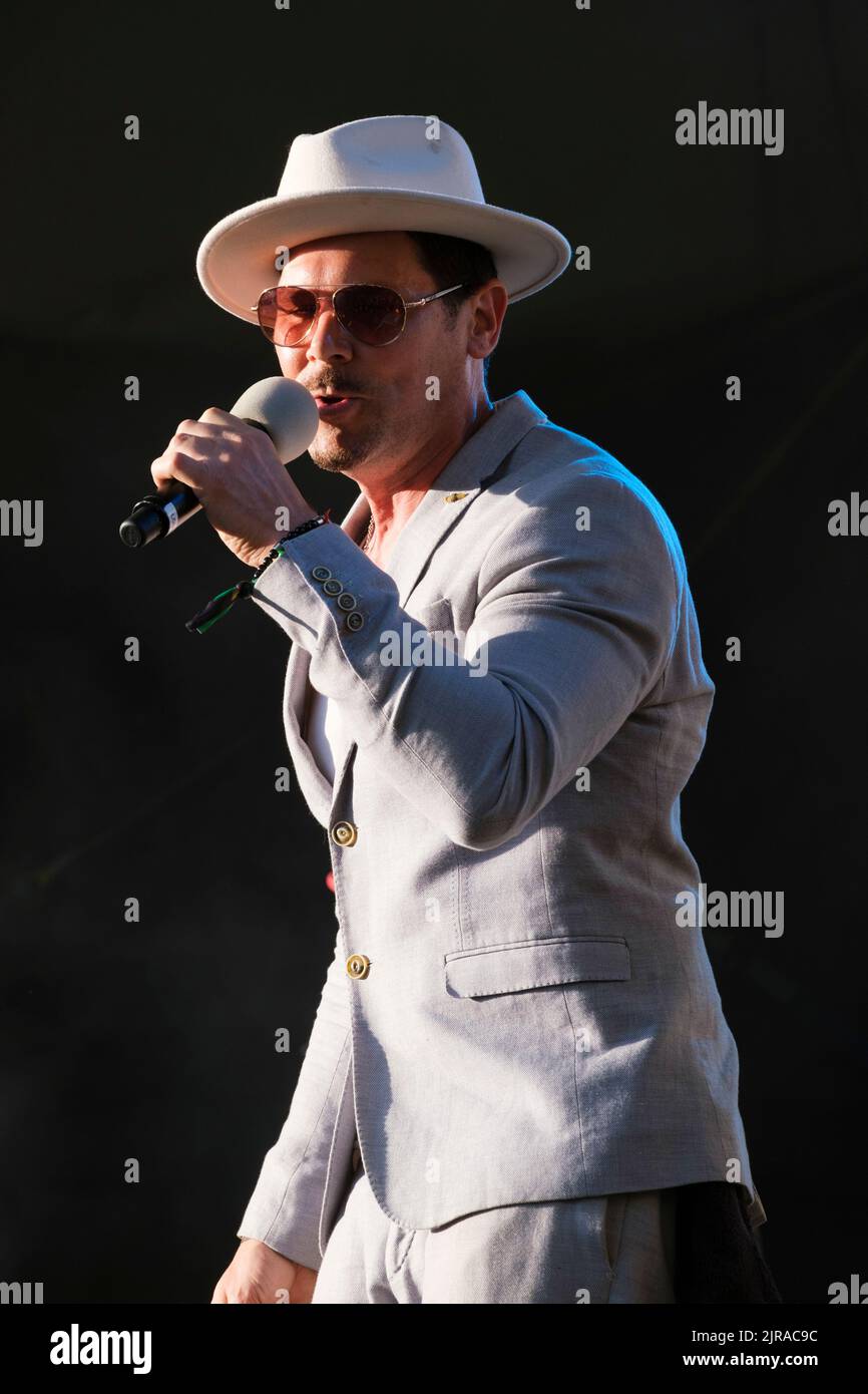 Tyber Cranstoun of The Dualers performing at Weyfest Festival, Tilford, England, UK. August 21, 2022 Stock Photo
