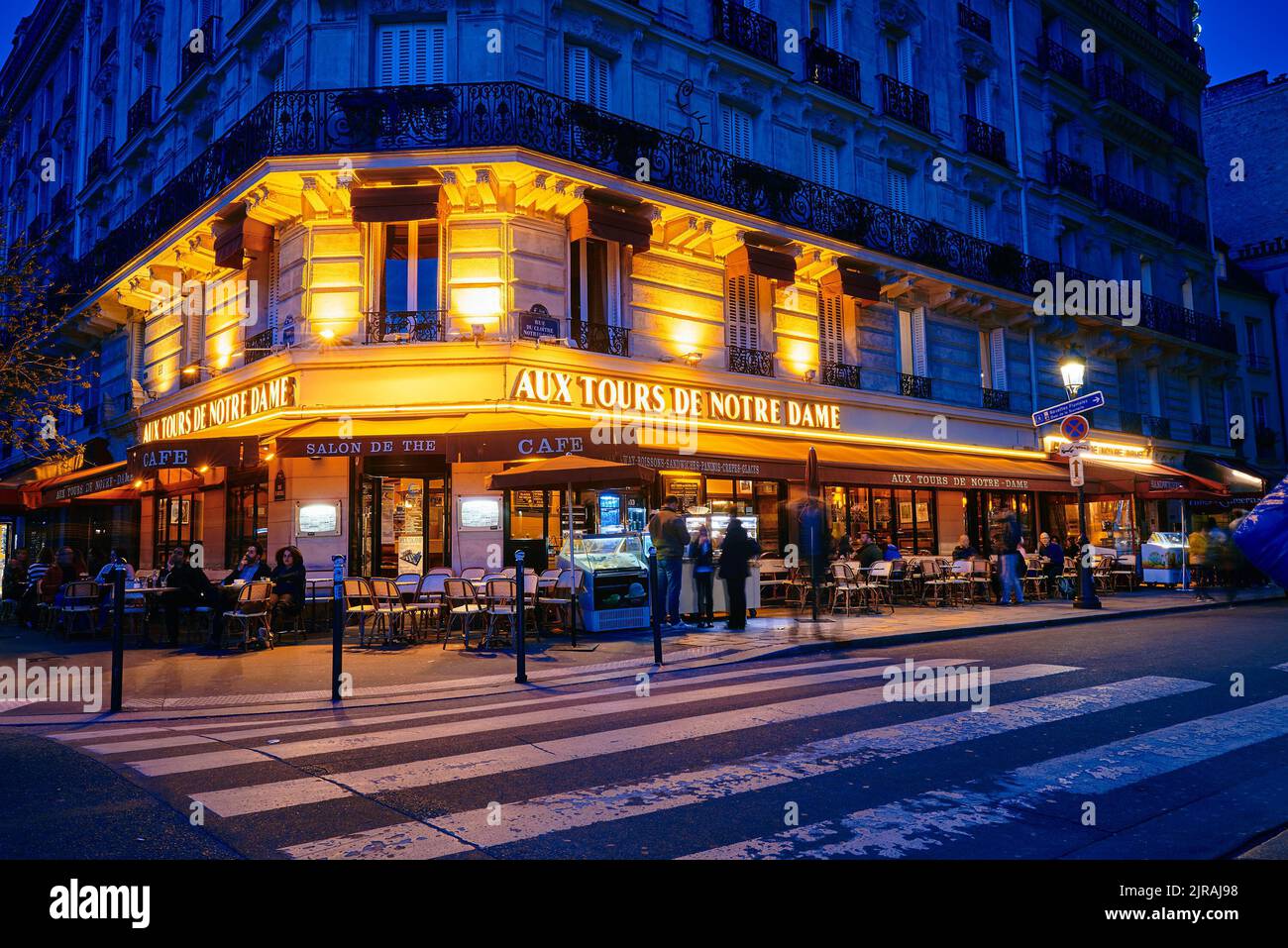 Paris street night hi-res stock photography and images - Alamy