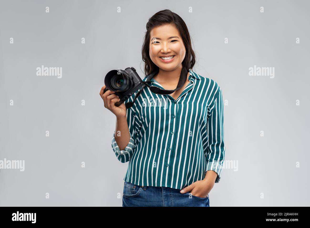 asian female photographer with digital camera Stock Photo - Alamy