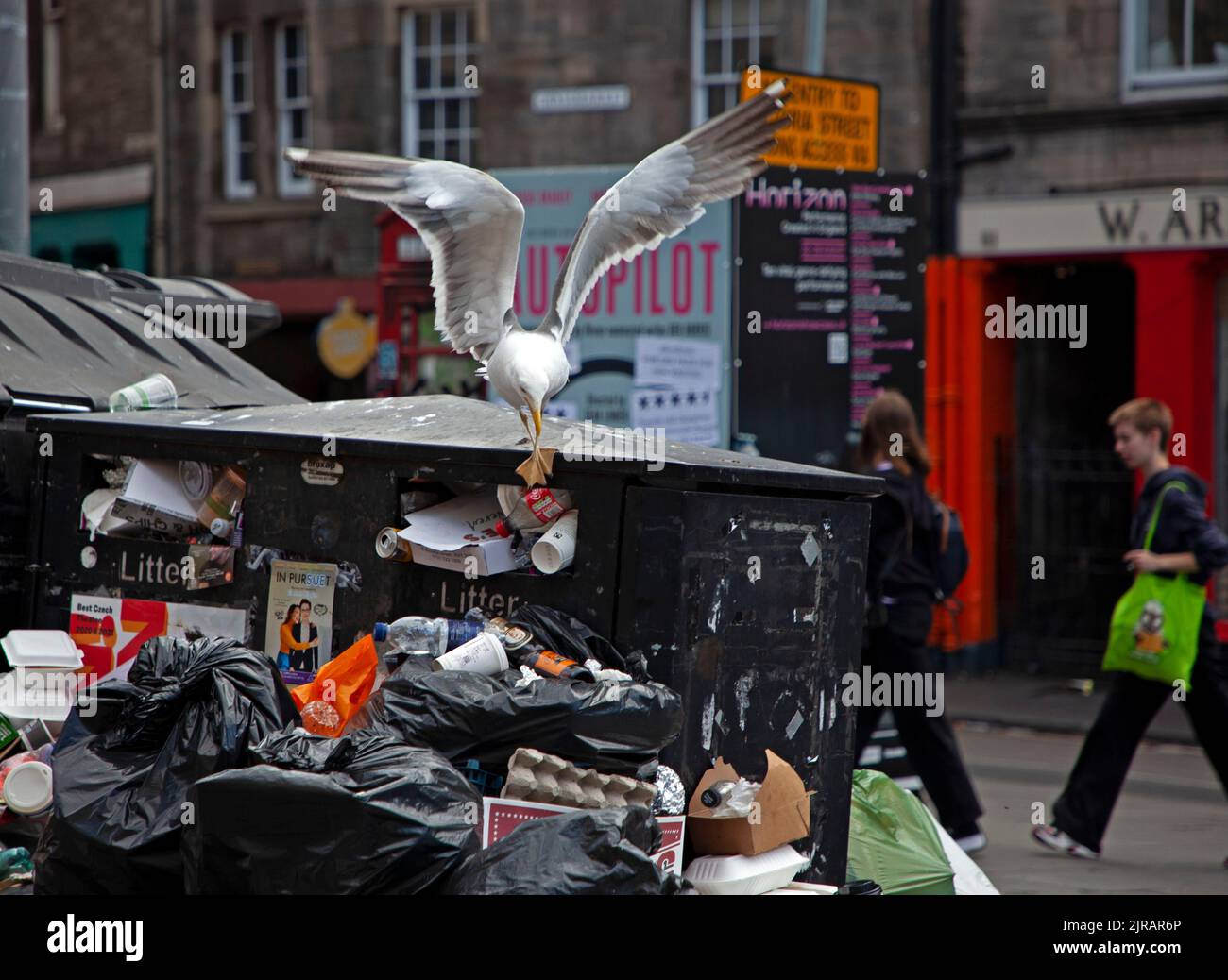 Edinburgh City Centre Scotland UK 23rd August 2022 Weather Warming edinburgh-city-centre-scotland-uk-23rd-august-2022-weather-warming